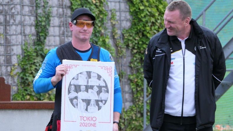 Foto: DSB / Andreas Löw erhielt neben seinem DM-Titel noch eine Team-Tokio-Collage aus den Händen von Bundestrainer Uwe Möller.