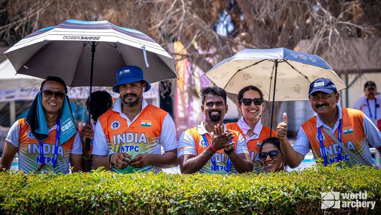 Foto: WA / Jubel bei den indischen Bogen-Teams: Beide sicherten sich über die Weltrangliste einen der zwei letzten Team-Quotenplätze für Paris.