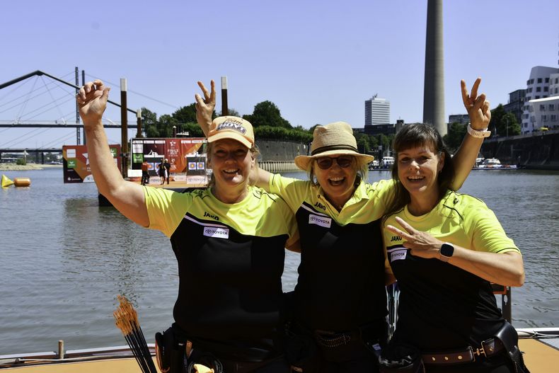 Foto: Eckhard Frerichs / Jennifer Weitsch, Antje Just und Claudia Klingner jubelten über Gold im Compound-Teamwettbewerb.