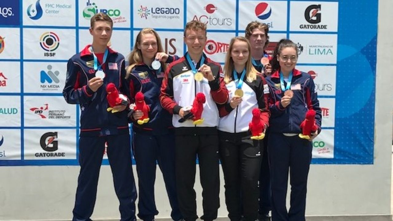 Foto: DSB / Max Braun und Larissa Weindorf (Mitte) heißen die neuen Mixed-Weltmeister im KK Liegend und strahlen mit den US-amerikanischen Teams auf dem Podium.