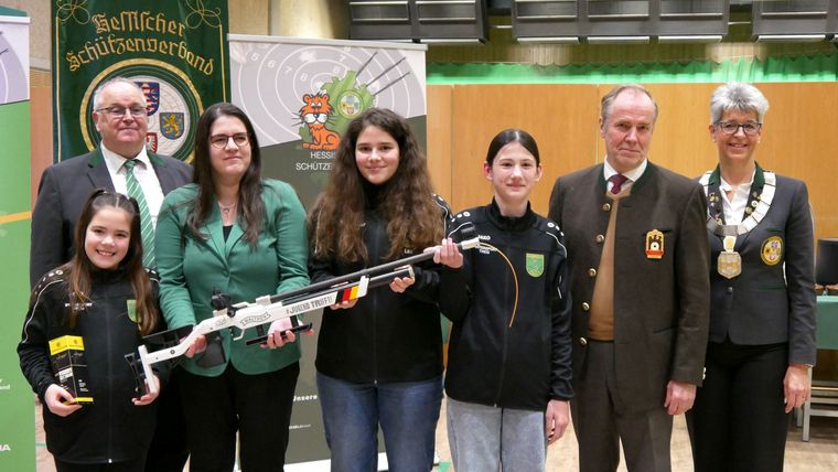 Foto: HSV / Philia Fröhlich (KKSV Wabern), HSV-Jugendleiter Stefan Rinke, Susanne Fröhlich (2. Vorsitzende KKSV Wabern), Lea Mardorf (KKSV Wabern), Lara Böer(KKSV Wabern), DSB-Präsident Hans-Heinrich von Schönfels und Tanja Frank, HSV-Präsidentin.