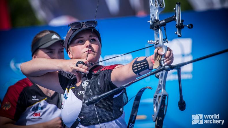 Foto: World Archery / Erst miteinander im Team zu Silber, dann Konkurrentinnen um Bronze im Einzel: Charline Schwarz und Katharina Bauer.