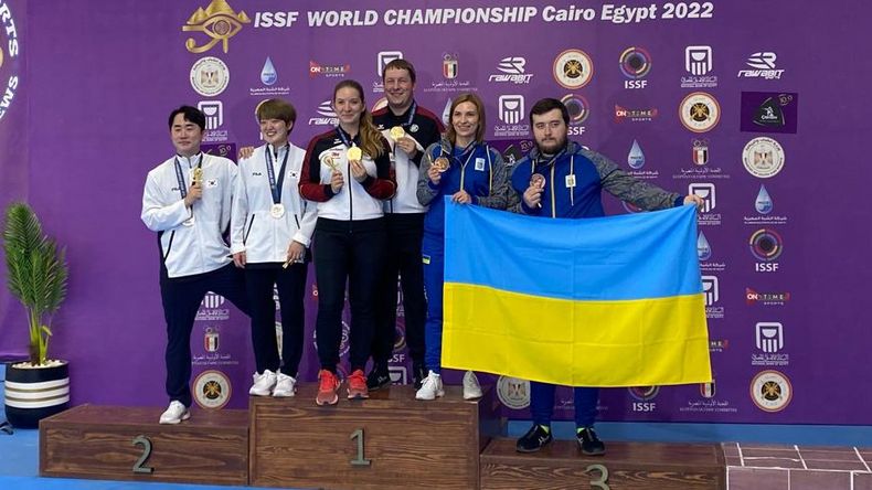 Foto: DSB / Doreen Vennekamp und Christian Reitz als Weltmeister in der Mitte, umrahmt von den Südkoreanern und Ukrainern.