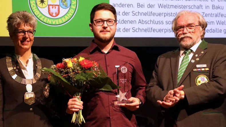 Foto: Werner Wabnitz: Florian Peter wurde in Hessen von Präsidentin Tanja Frank und Sportleiter Otmar Martin als Schütze des Jahres geehrt.