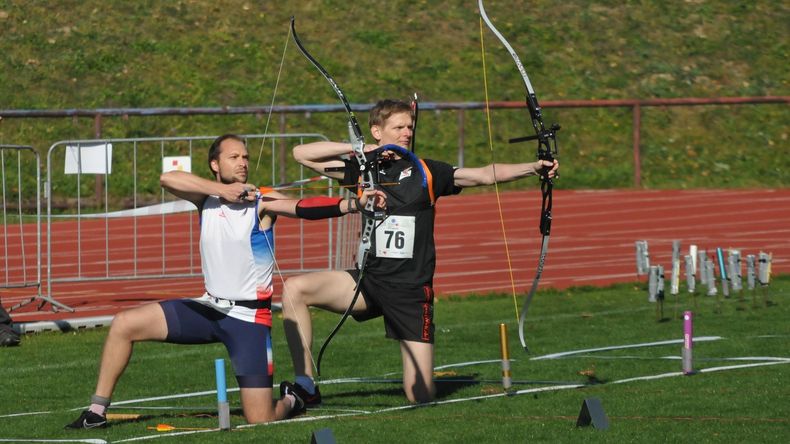 Foto: World Archery Europe / Eine interessante Variante beim Bogenlauf: Es muss auch im Knien geschossen werden.
