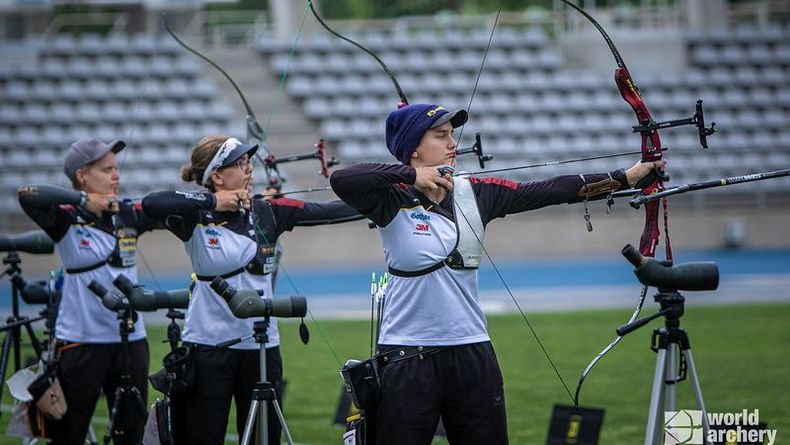Foto: World Archery / Synchron-Schießen mit Michelle Kroppen, Elisa Tartler und Charline Schwarz (v.l.).