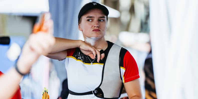 Foto: World Archery / Charline Schwarz blickt etwas skeptisch. Die Team-Weltmeisterin hatte sich in der Qualifikation mehr Ringe erhofft.