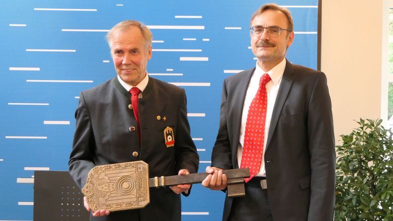 Foto: DSB / DSB-Präsident Hans-Heinrich von Schönfels und Klaus Dieter Groß, Geschäftsführer der Betreibergesellschaft des Bundesstützpunktes, mit dem 