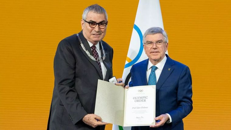 Foto: World Archery / Aus den Händen von IOC-Präsident Thomas Bach erhielt WA-Präsident Prof. Dr. Ugur Erdener den Olympischen Orden.