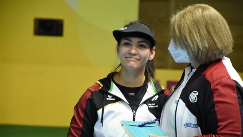 Foto: ISSF / Andrea Heckner, hier mit Bundestrainerin Claudia Verdicchio-Krause, gewann Silber und Bronze.