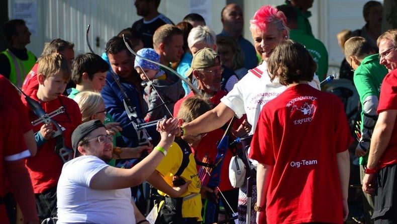 Foto: VSG Wemding / Steffi Gräser (rötliche Haare) lebt und liebt den Bogensport.