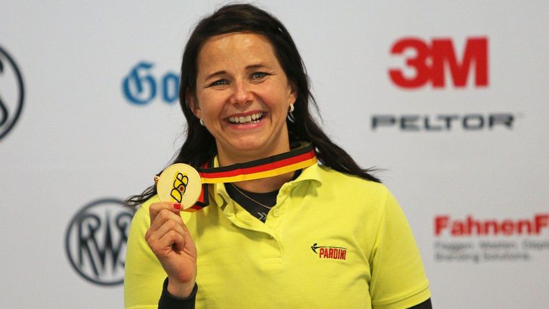 Foto: DSB / Ein gewohntes Bild 2019: Monika Karsch mit Medaille und strahlendem Lachen.