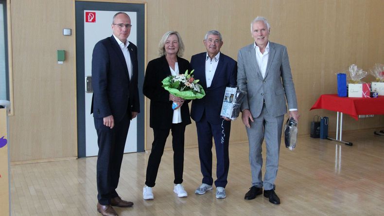 Foto: LSB Hessen / Hessens Innenminister Peter Beuth verabschiedete Werner Schaefer und Eberhard Nixdorf (rechts) in den Ruhestand.