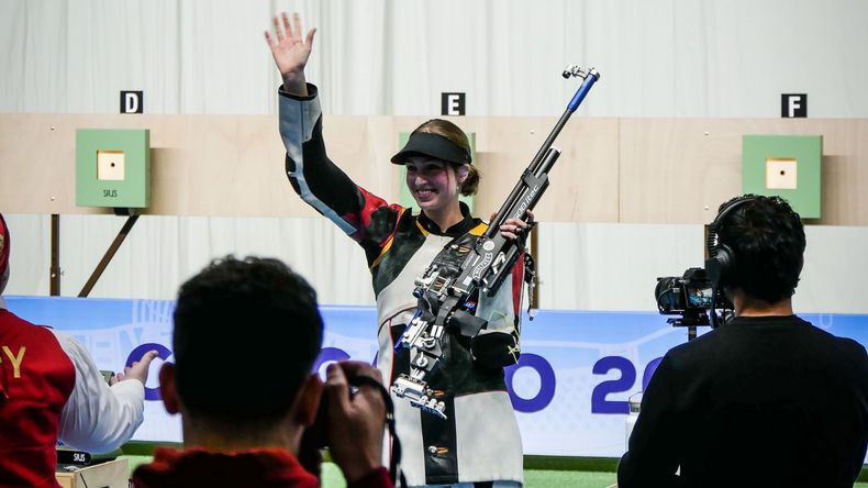 Foto: Maximilian Dallinger / Anna Janßen jubelt über ihren zweiten Weltcup-Einzelsieg mit dem Luftgewehr.