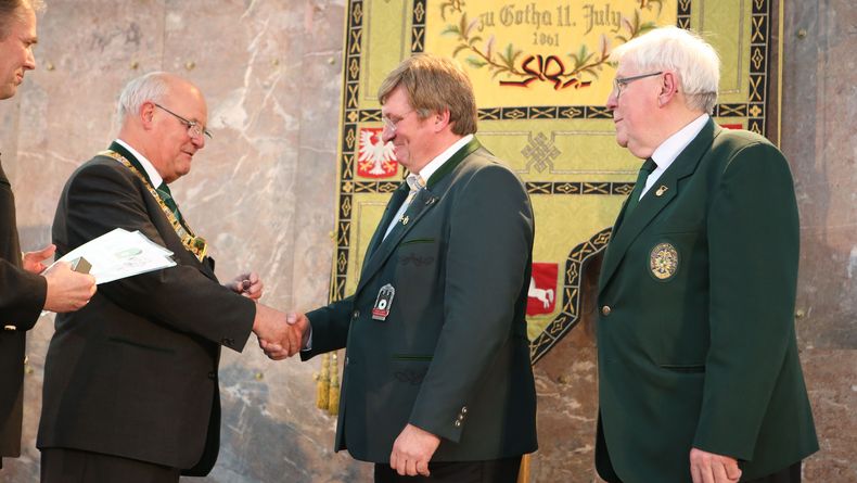 Foto: DSB / 2017 erhielt Gerd Hamm den Ehrenring aus den Händen von DSB-Präsident Heinz-Helmut Fischer.
