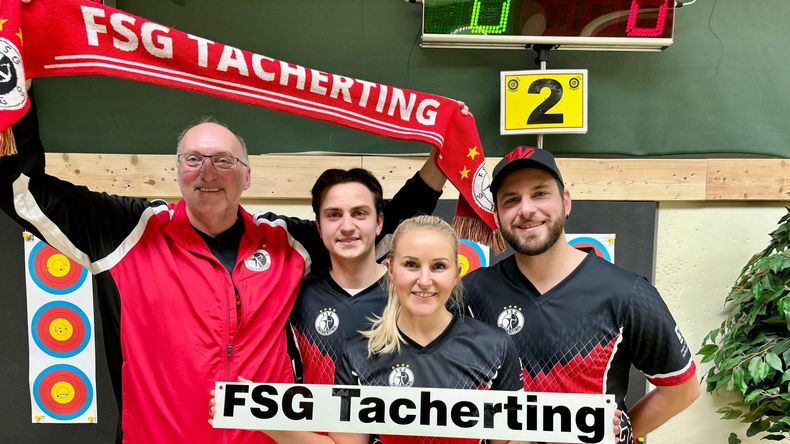 Foto: FSG Tacherting / Südmeister mit neuem Rekord, die FSG Tacherting v.l.: Trainer Helmut Huber, Moritz Wieser, Katharina Bauer und Felix Wieser.