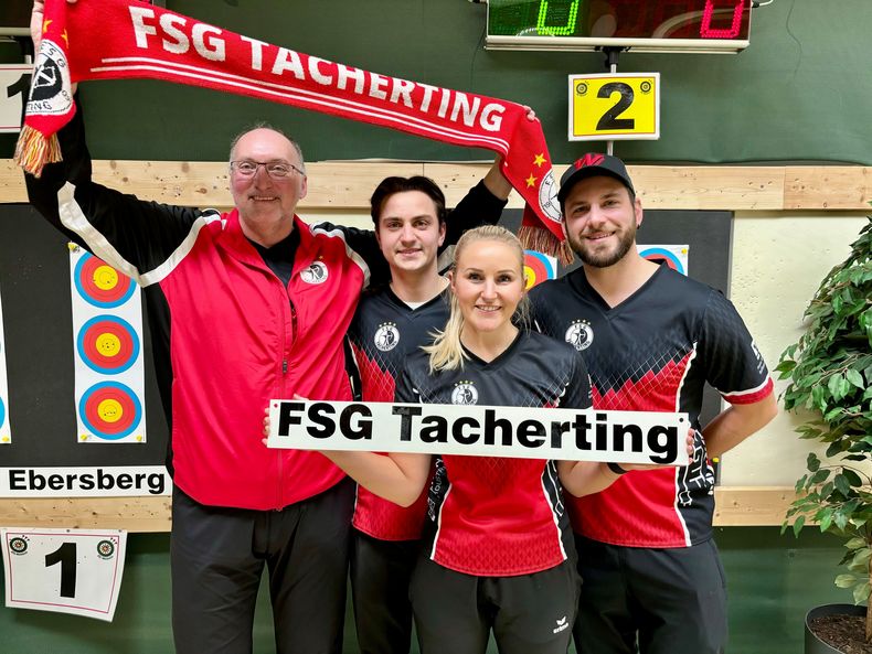 Foto: FSG Tacherting / Südmeister mit neuem Rekord, die FSG Tacherting v.l.: Trainer Helmut Huber, Moritz Wieser, Katharina Bauer und Felix Wieser.