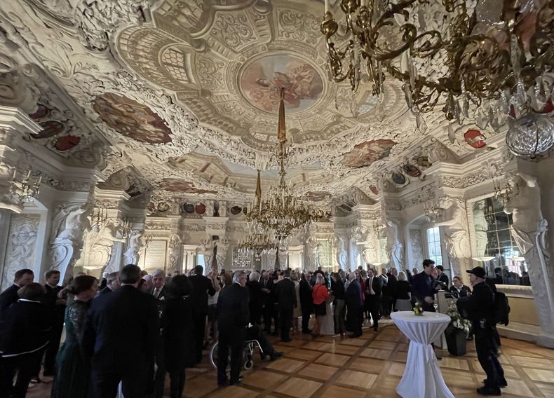 Foto: DSB / Der Riesensaal von Schloss Ehrenburg bot eine prächtige Kulisse und war mit zahlreichen Gästen sehr gut gefüllt. 