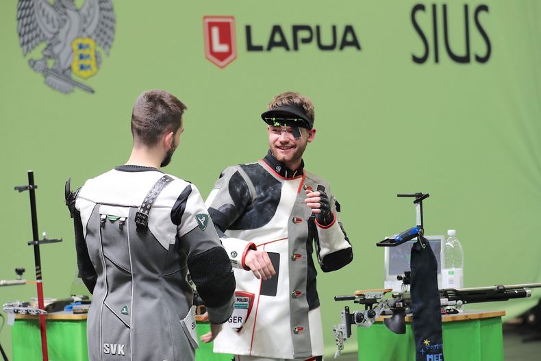 Foto: Risto Aarrekivi / Nach der Entscheidung im Goldfinale gratuliert der unterlegene Slowake Patrik Jany dem neuen Europameister Maximilian Ulbrich.